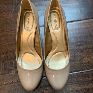 Patent nude pumps